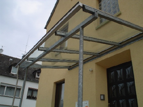 Überdachter Hauseingang. Inkl. Regenrinne und Fallrohr Überdachter Hauseingang. Inkl. Regenrinne und Fallrohr